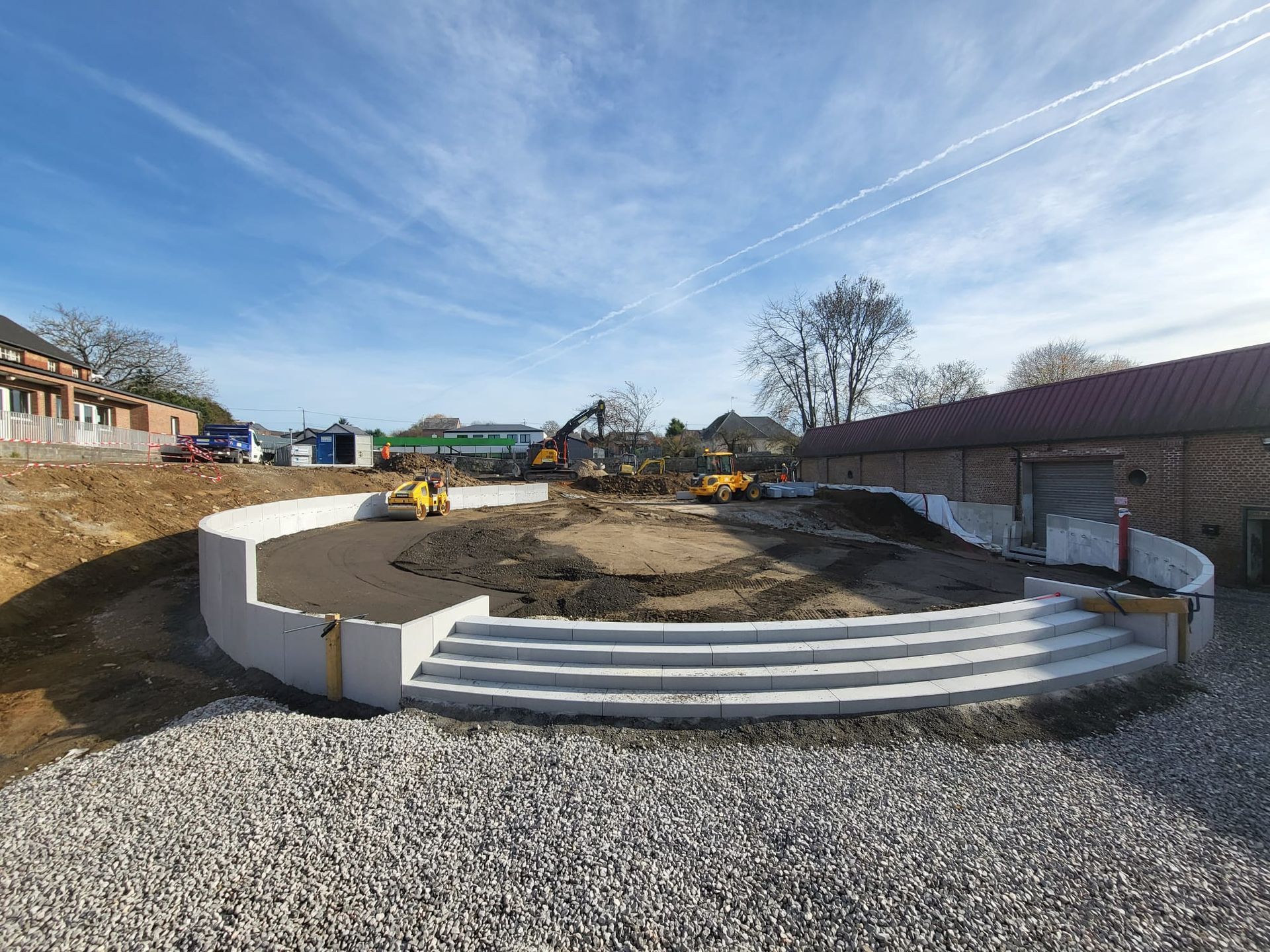 Une équipe qui installe un mur de gabion