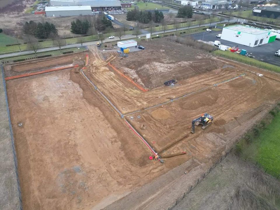 Vue depuis les airs d'un chantier de terrassement pour assainissement depuis un autre angle