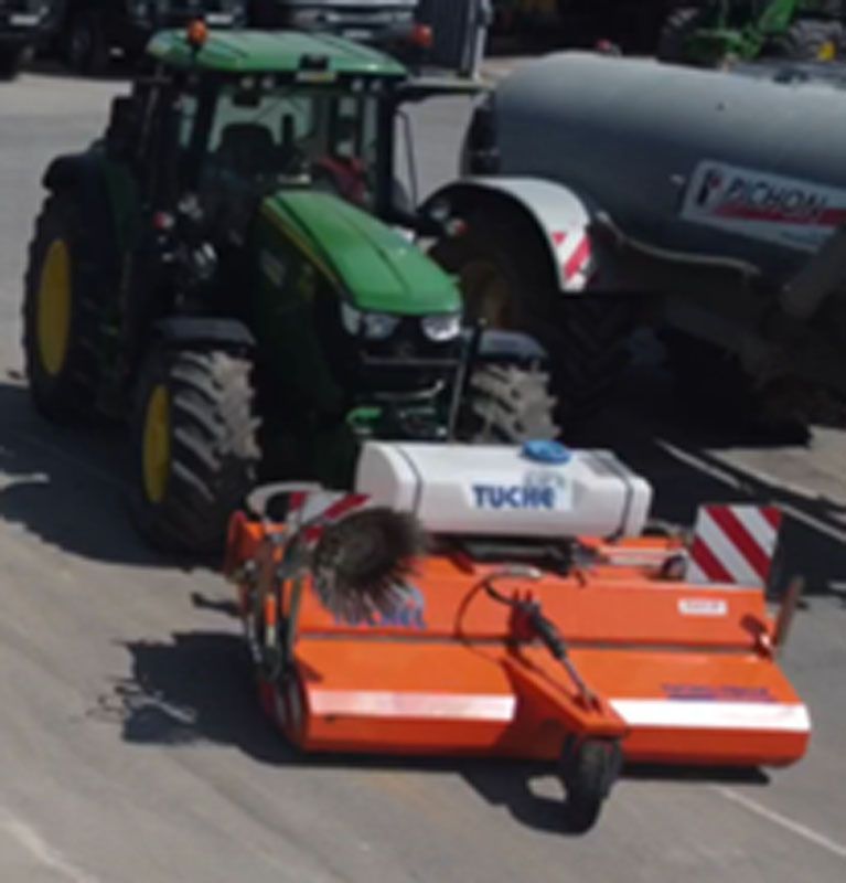 Tracteur avec balayeuse