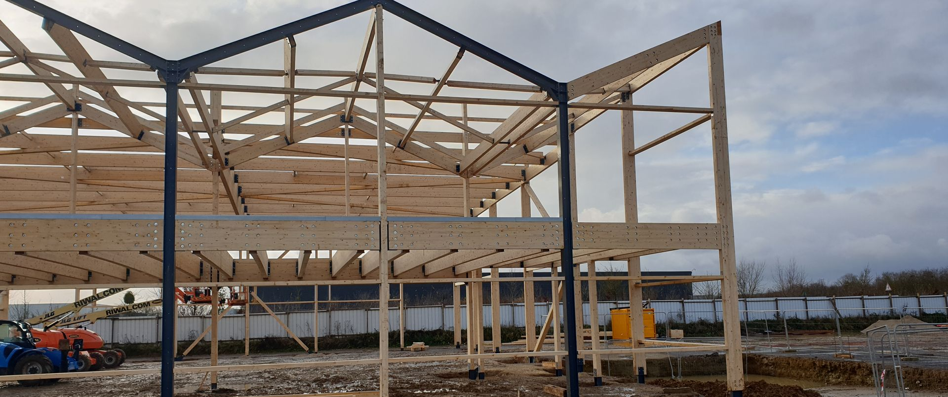 La charpente en bois et métal d'un bâtiment en construction.