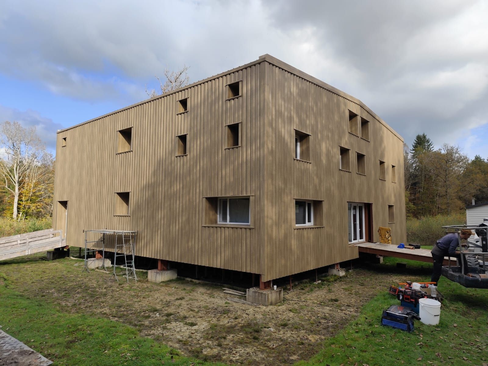 Maison moderne en bois en construction.
