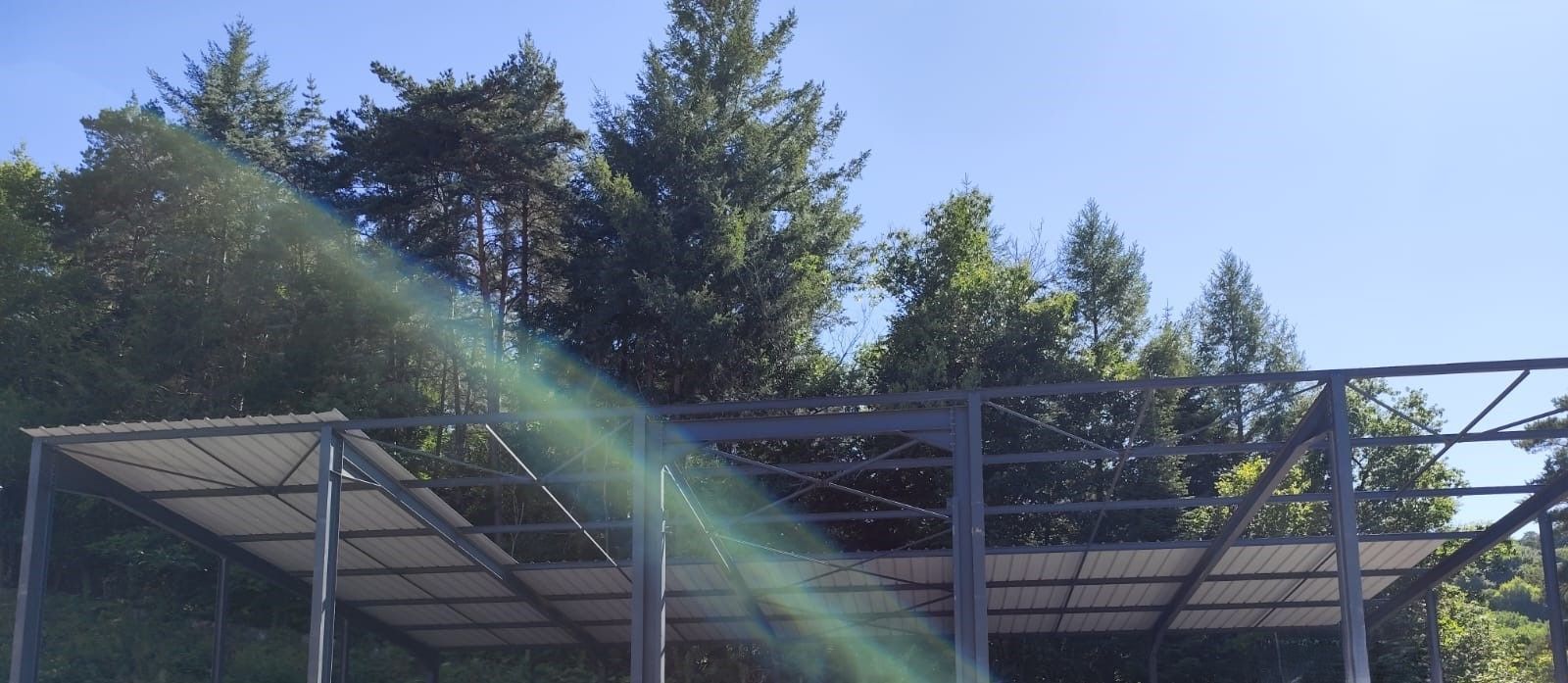 Structure à ossature métallique avec un toit.