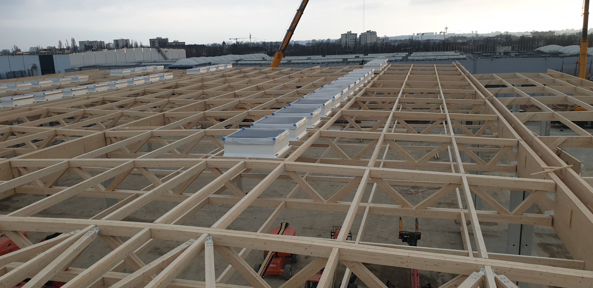 Installation de poutres en bois.