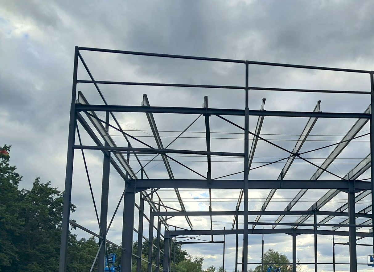 Structure métallique grise.
