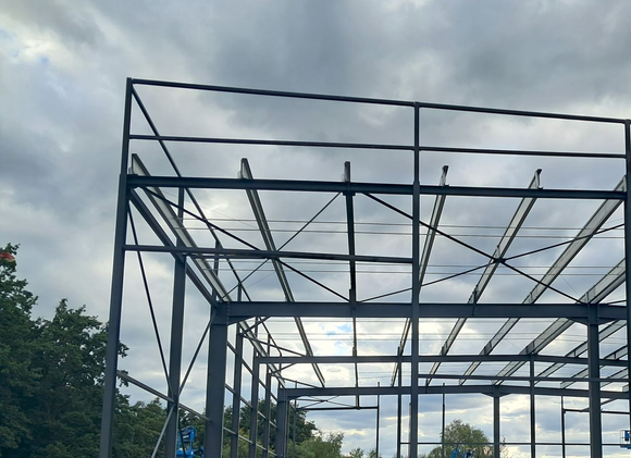Structure métallique grise.
