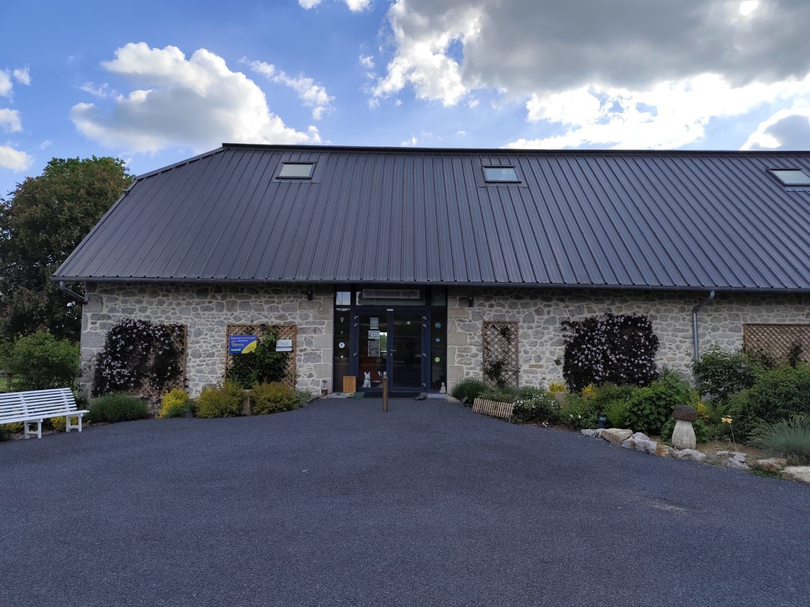 Bâtiment au toit de tôle ondulée.