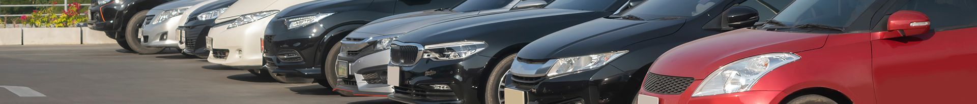 Plusieurs berlines garées sur un parking