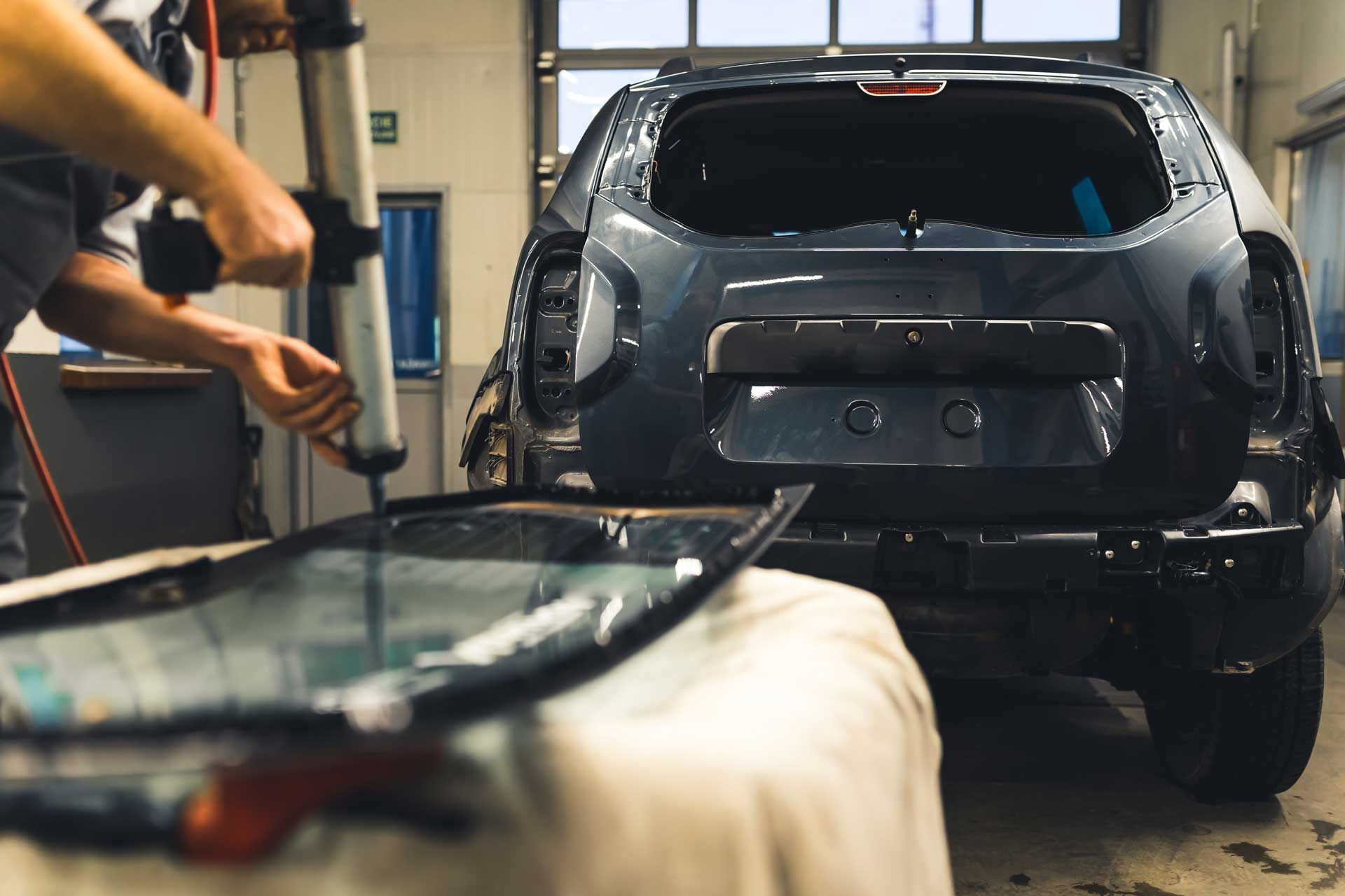 Une réparation de lunette arrière de voiture