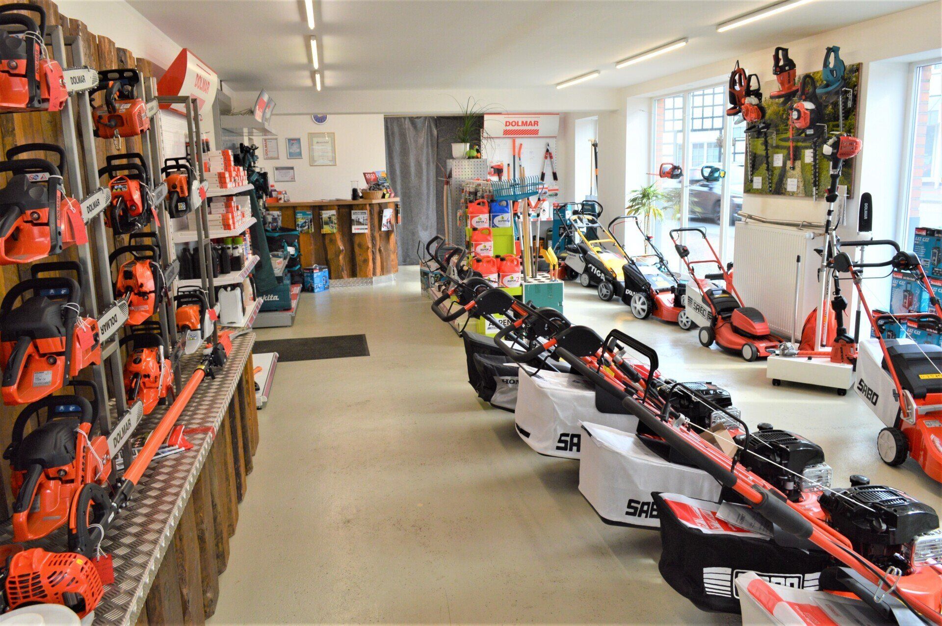 Rasenmäher und Gärtner in einem Garten