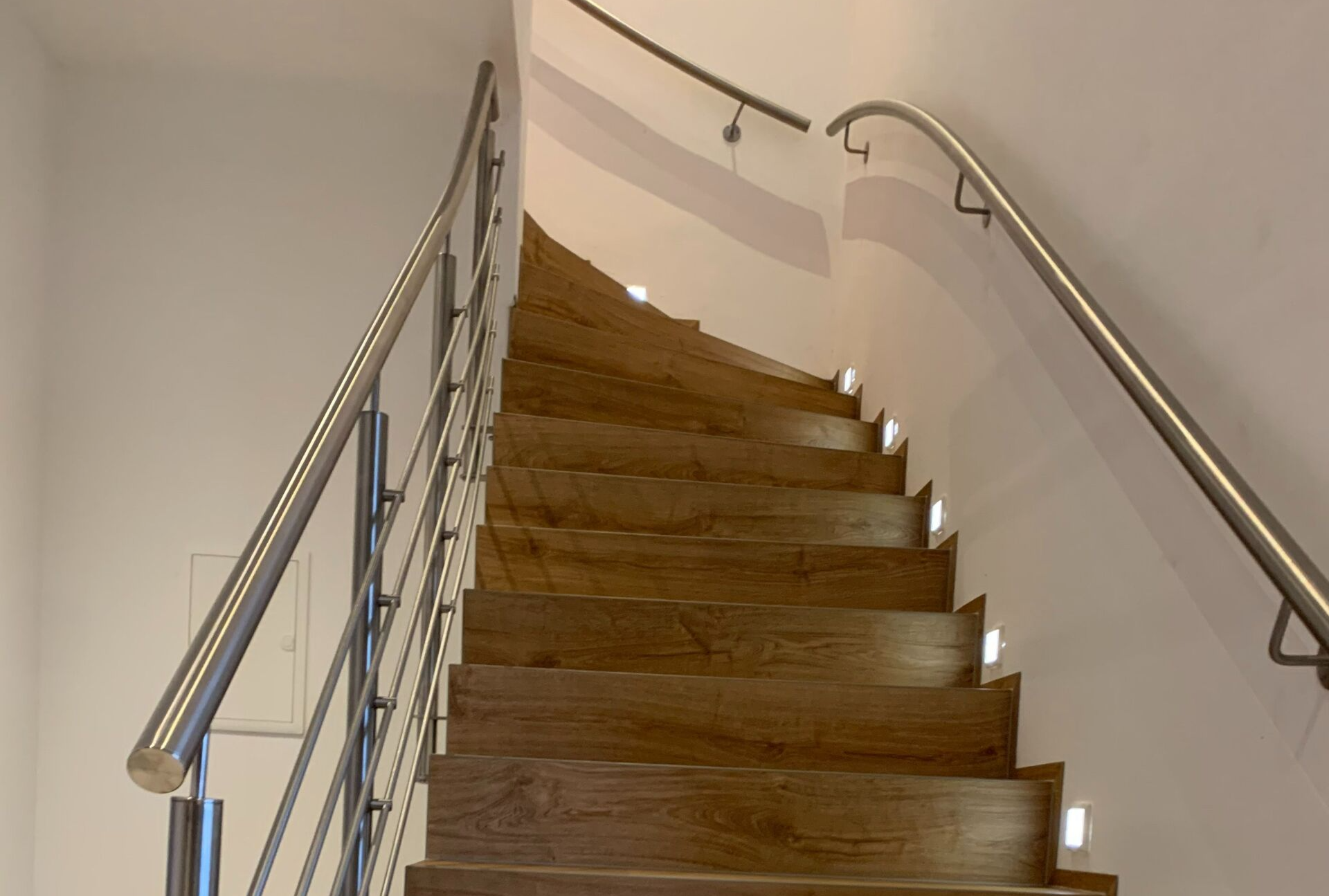 Geländer aus Glas und Metall an einer Terrasse