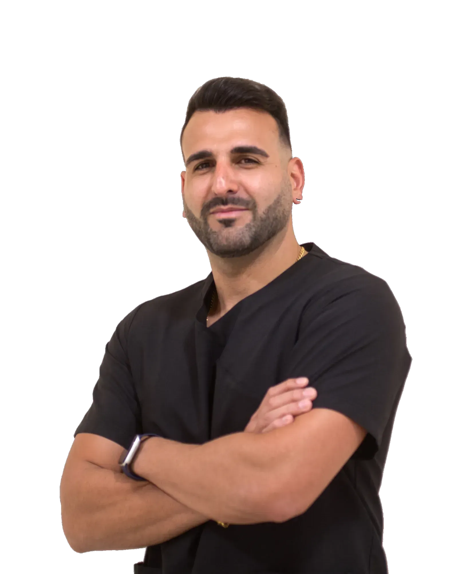 Hombre con cabello corto y oscuro y barba, vestido con una camisa negra, de pie con los brazos cruzados 