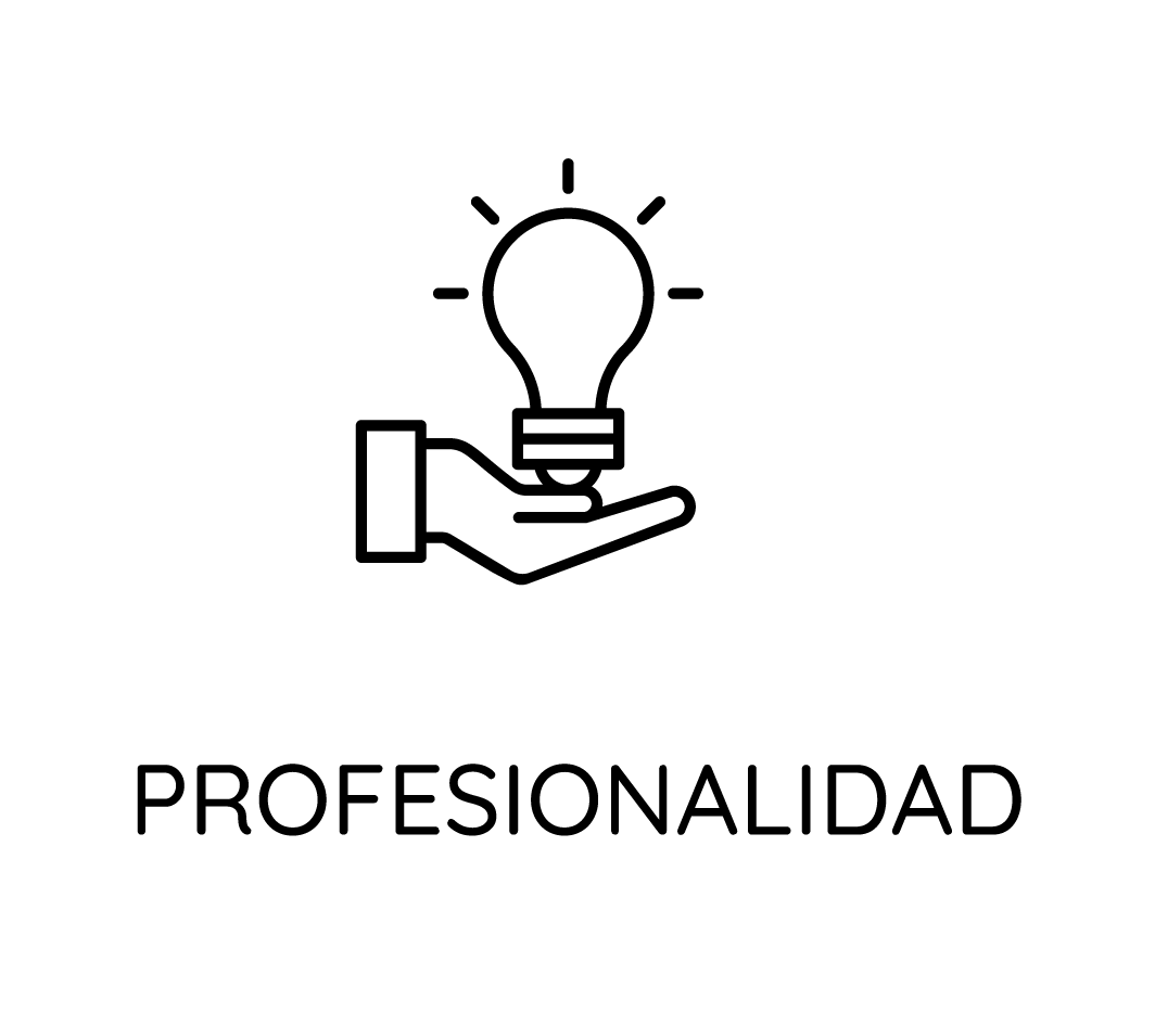 Una mano sostiene una bombilla en su mano.