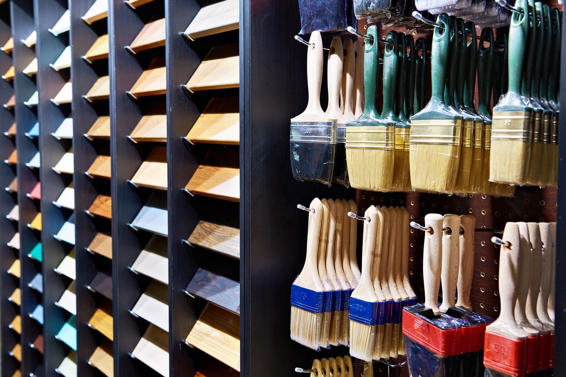 Des étagères de pinceaux et d'échantillons dans un étalage de magasin.