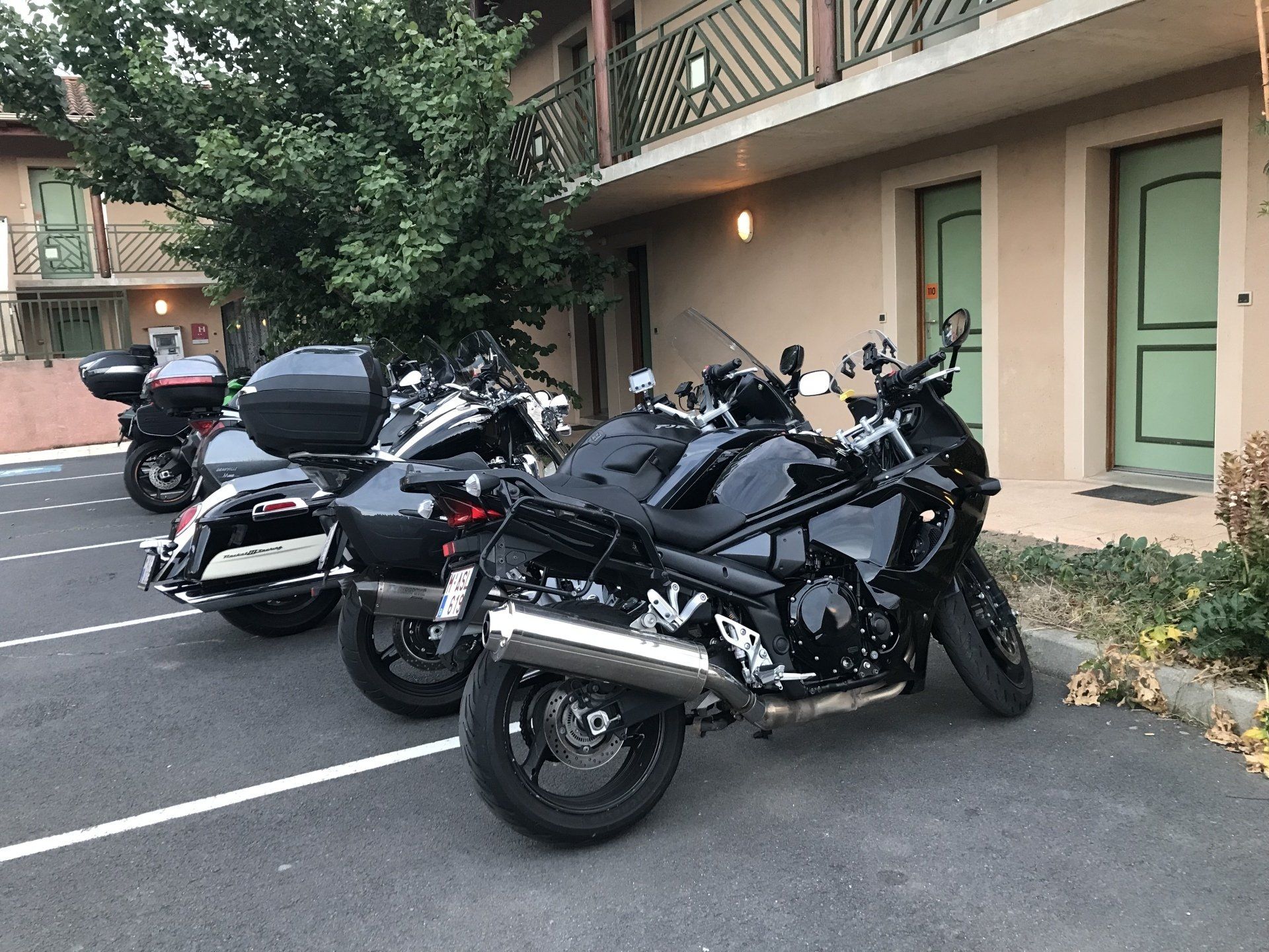 Stationnement de moto à l'hôtel