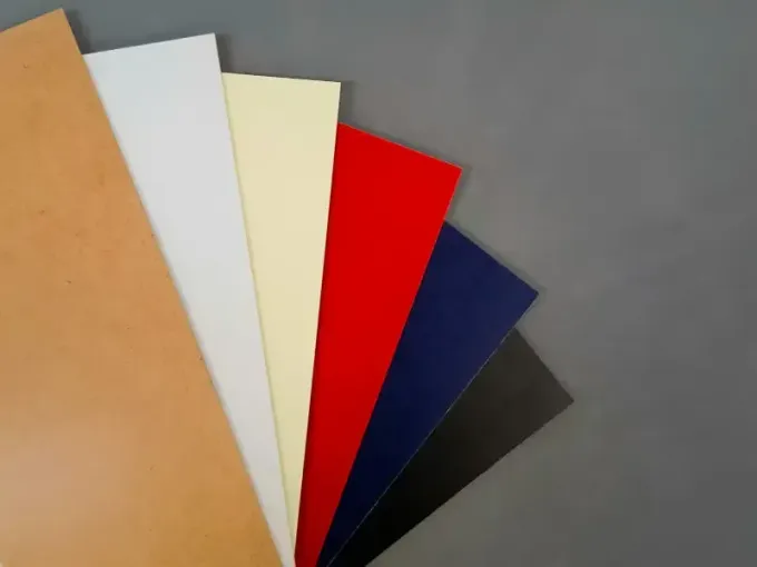 Icono de marcador de posición gris claro con un sol y montañas sobre fondo blanco