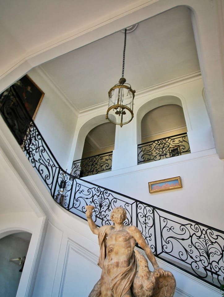 Escalier intérieur et statue