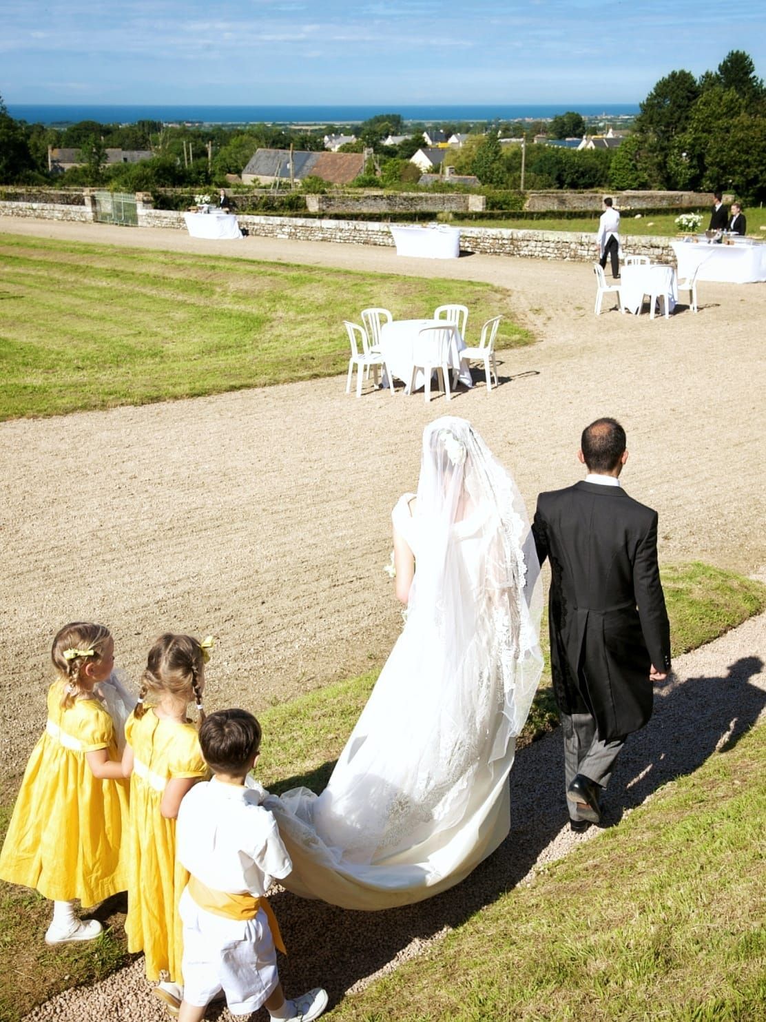 Mariés dans le jardin