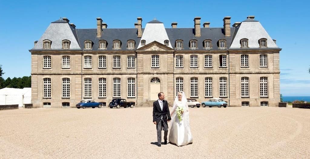 Mariés devant le château