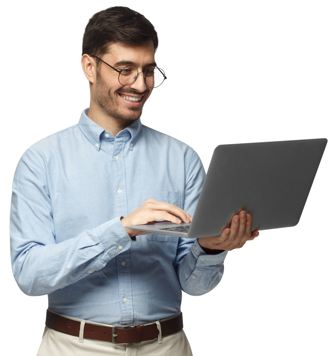 Un homme souriant, vêtu d'une chemise bleu clair, tape sur un ordinateur portable.