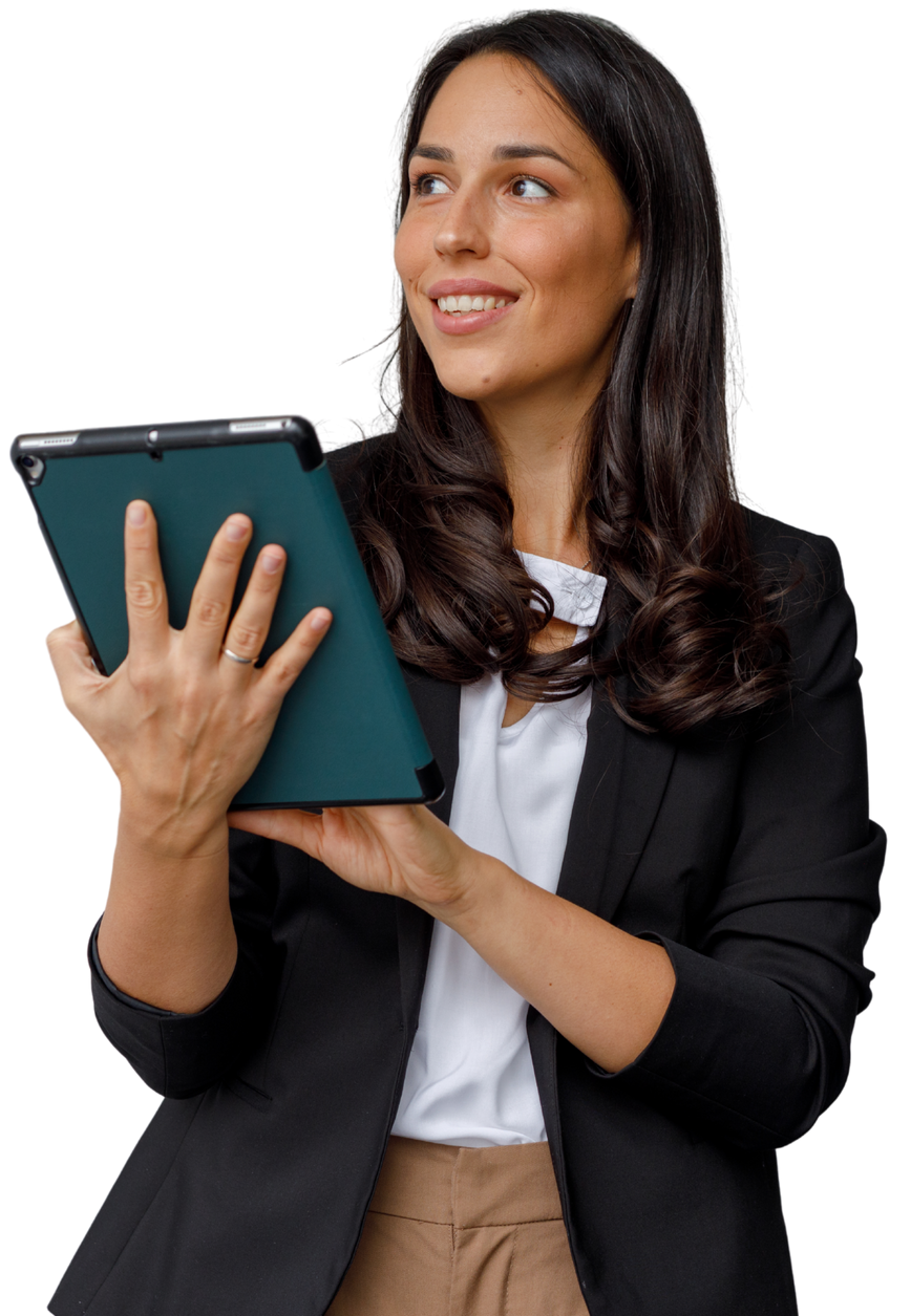 Femme en blazer noir tenant une tablette et regardant sur le côté, sur fond blanc.
