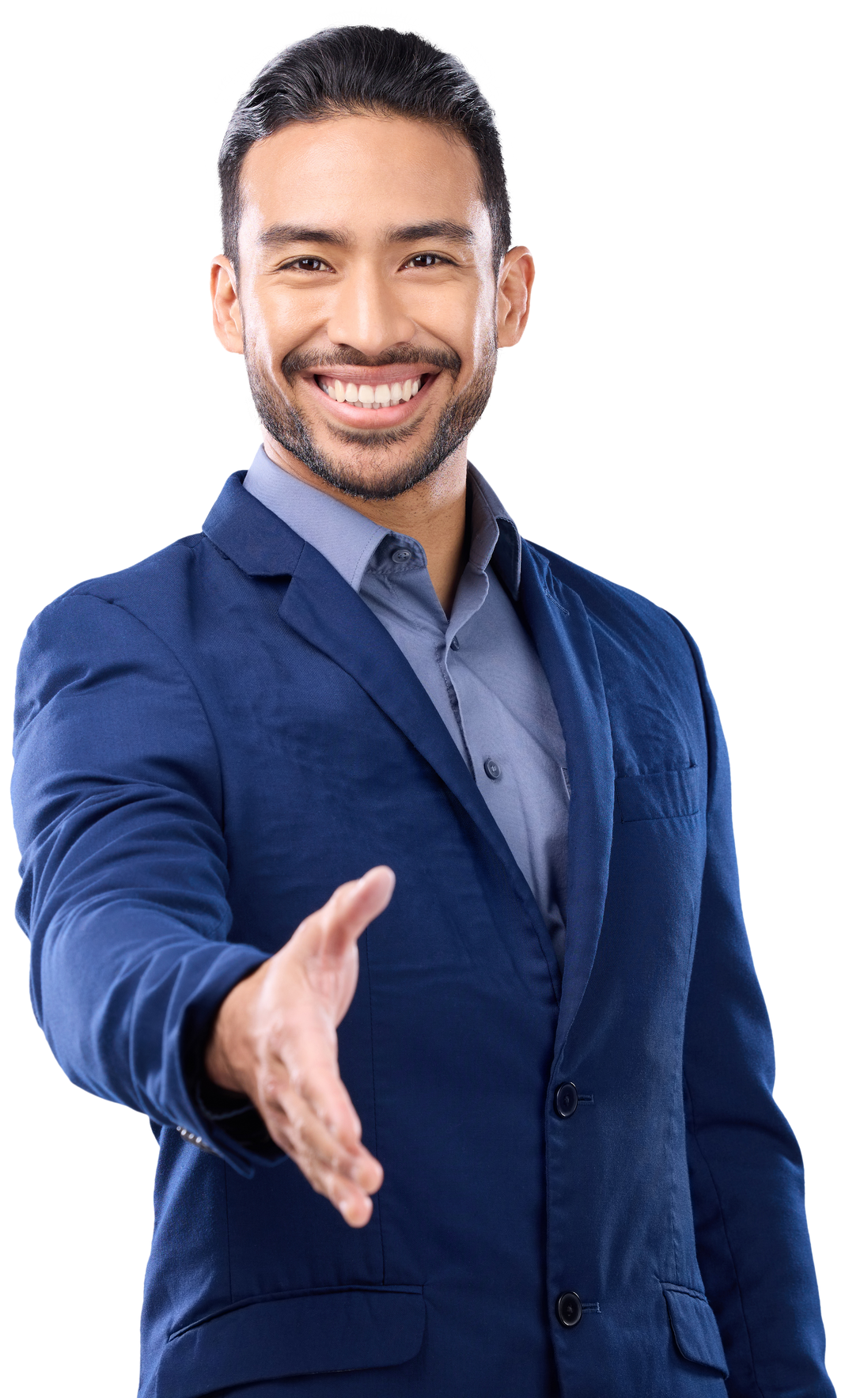 Un homme souriant en costume bleu tend la main pour une poignée de main.