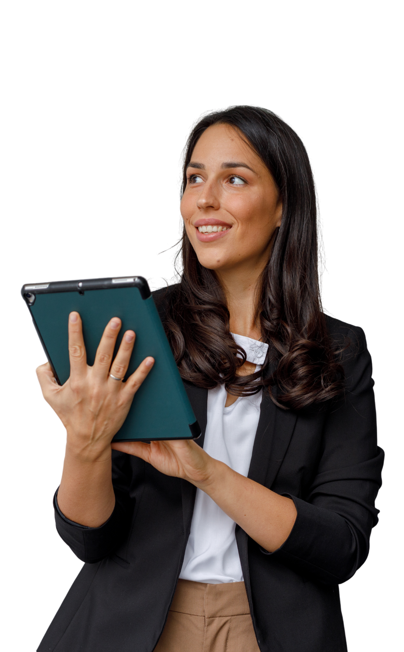 Femme en blazer noir tenant une tablette et regardant vers le ciel avec un léger sourire.