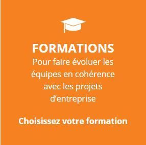 Fond orange avec un chapeau, titre FORMATIONS et texte sur l’évolution des équipes.