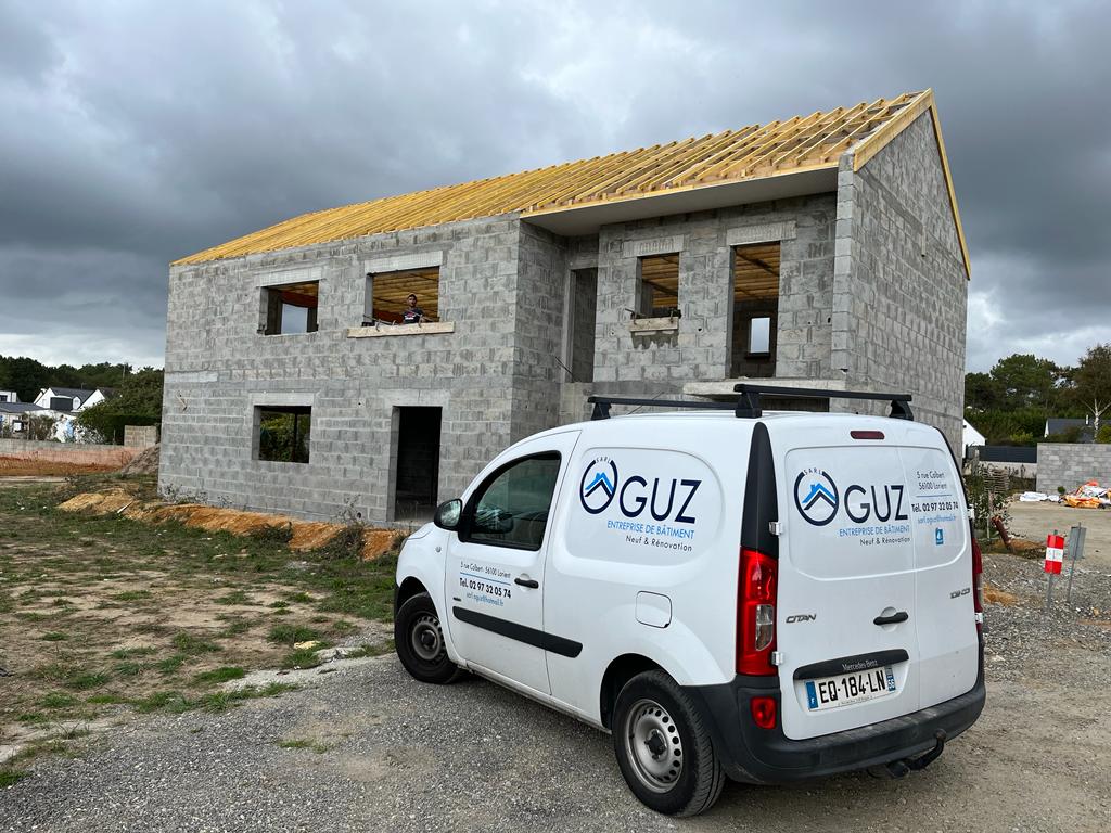 Une maison en cours de construction, sans toiture