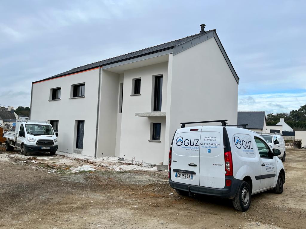 Une maison blanche avec toit d'ardoise