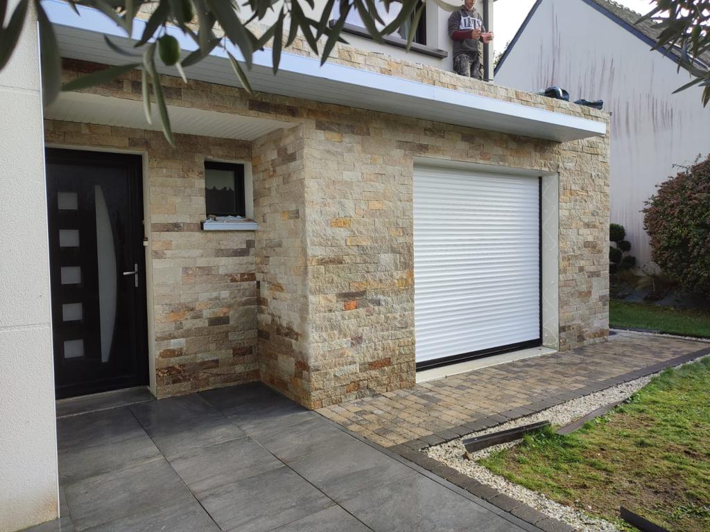 Une maison individuelle avec façade en pierre