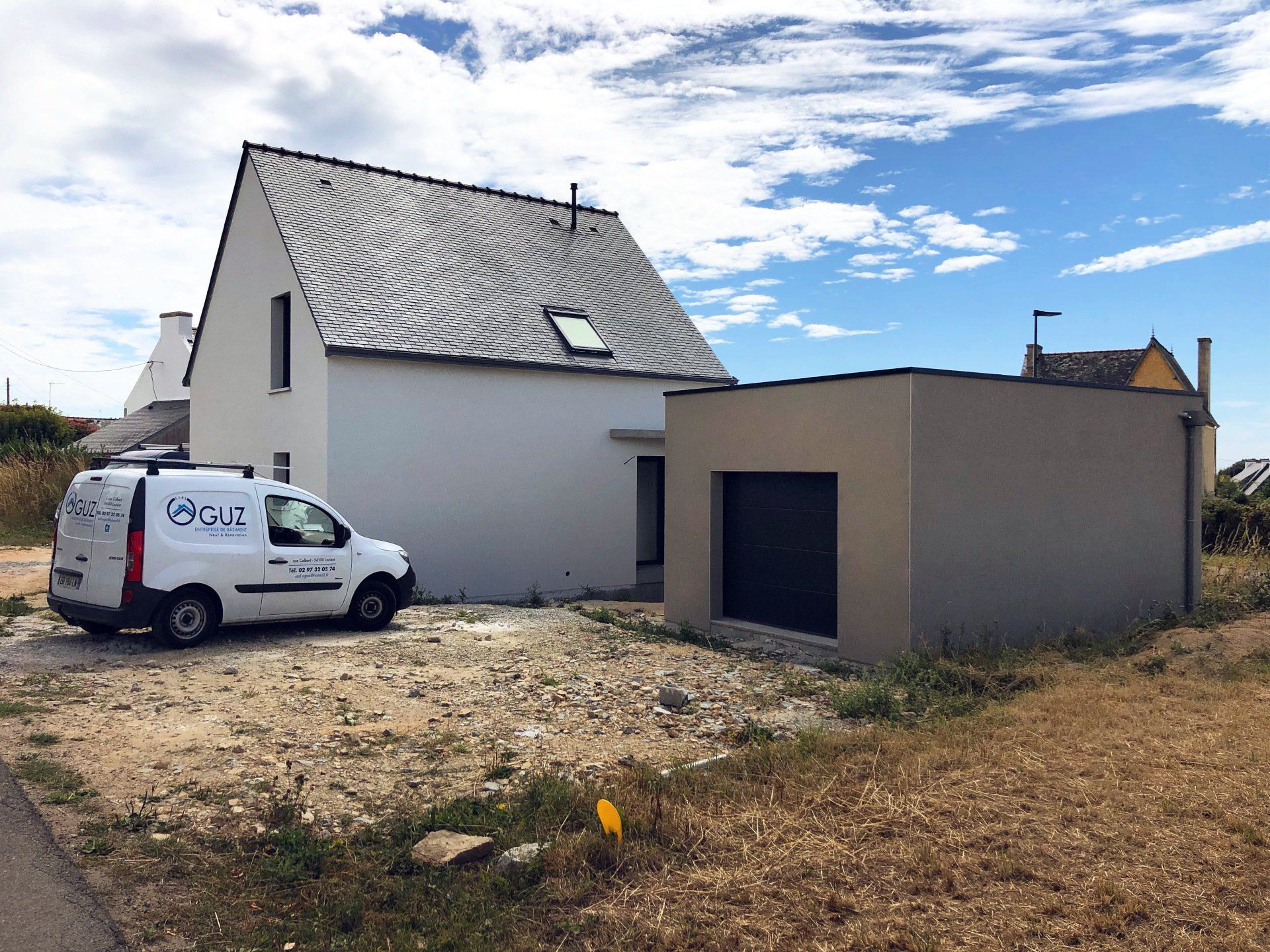 Un pavillon blanc avec toit d'ardoise