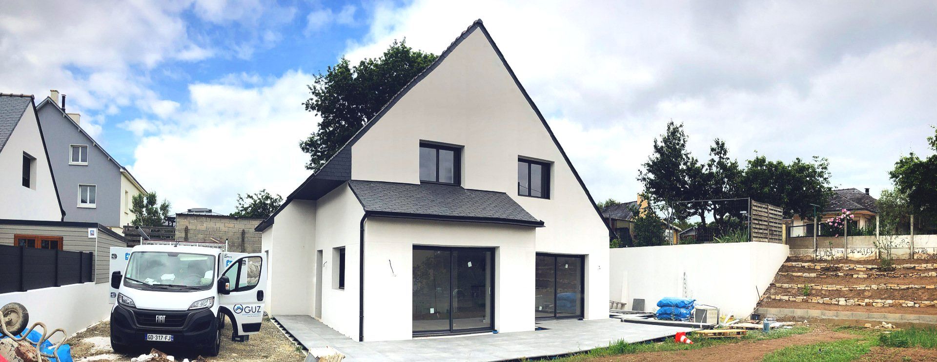 Une maison individuelle avec toit d'ardoise