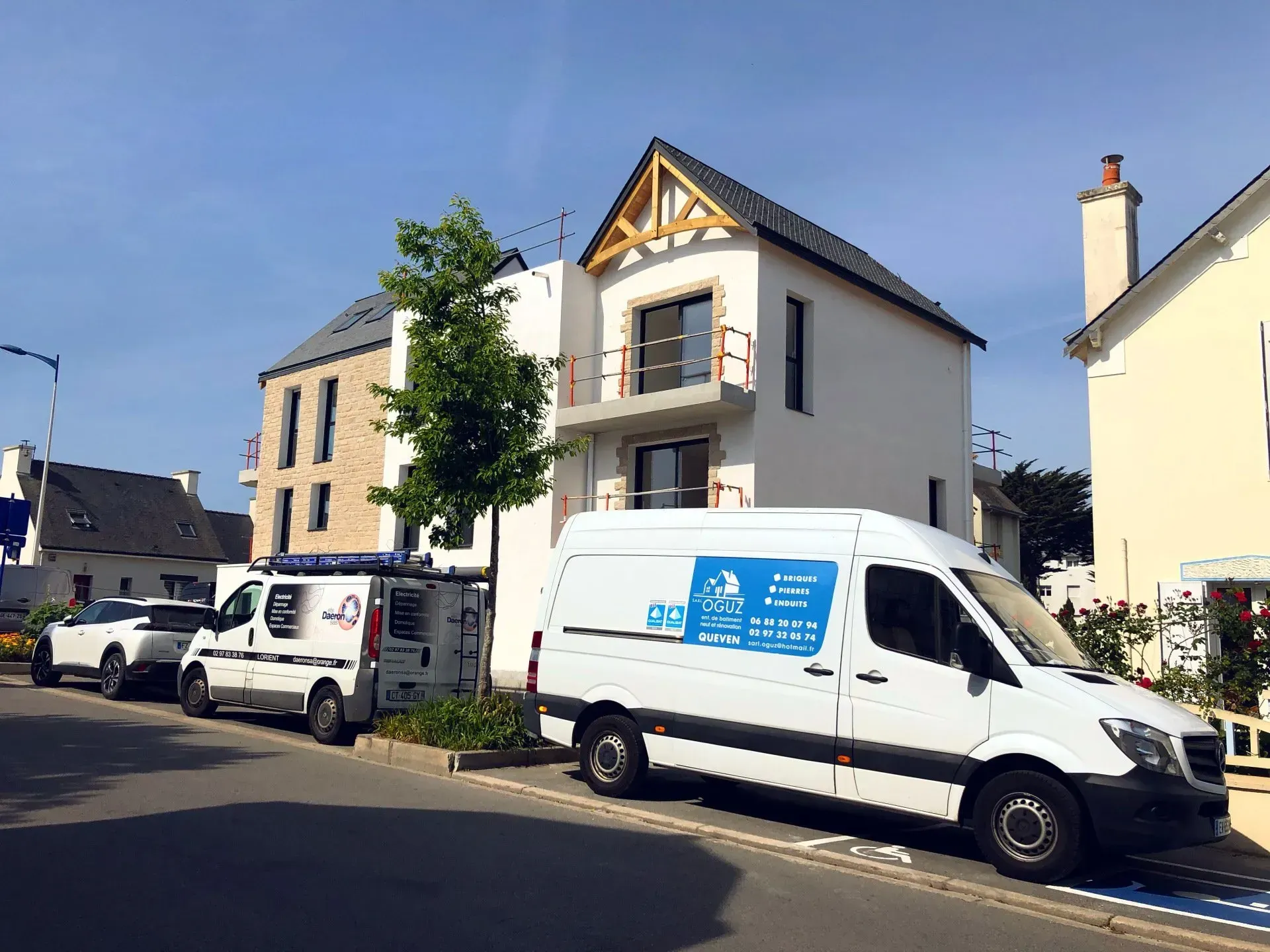 Le camion utilitaire de SARL OGUZ devant une maison