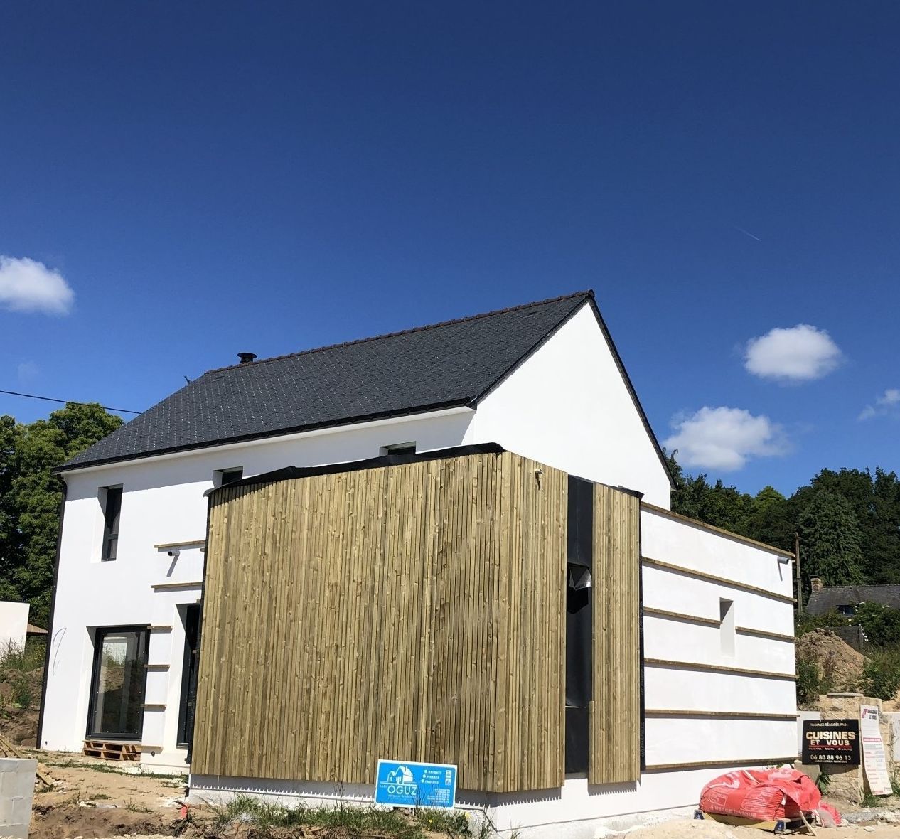 Une maison individuelle avec bardage en bois
