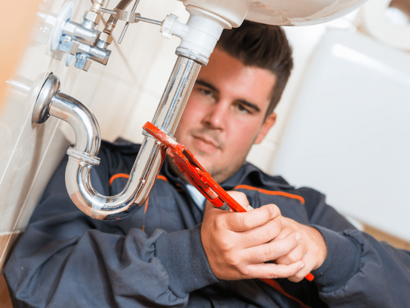 plombier serre une évacuation