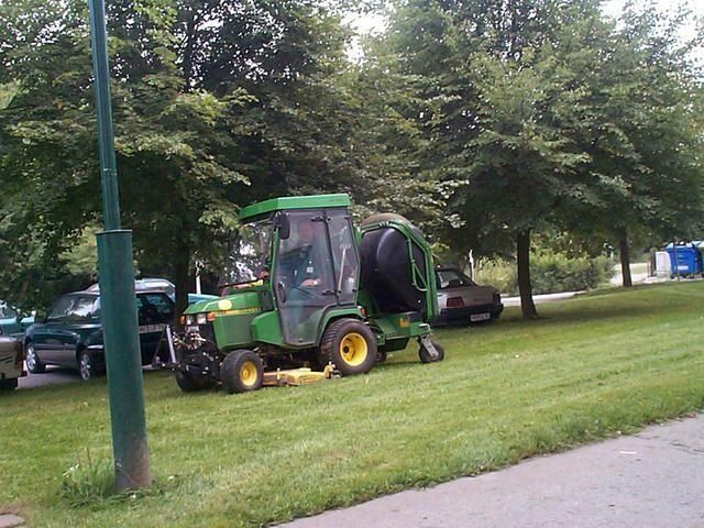 Grünflächen- & Sportplatzpflege