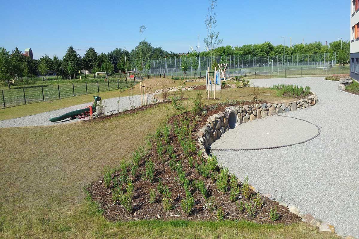 Ein Spielplatz mit einer Rutsche