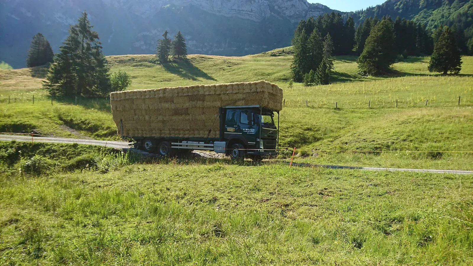 Strohtransport M. Wickli - Landesprodukte