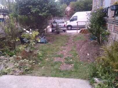 Première étape de l'installation d'un chemin en bois