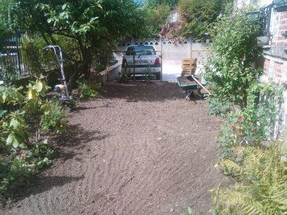 Deuxième étape de l'installation d'un chemin en bois