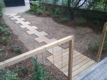 Dernière étape de l'installation d'un chemin en bois