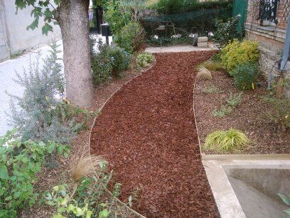 Étape 3 de l'installation du chemin en écorces