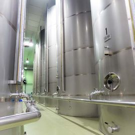 Una fila de tanques de acero inoxidable en una fábrica.