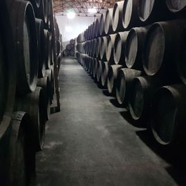 Un almacén lleno de muchos barriles apilados uno encima del otro.
