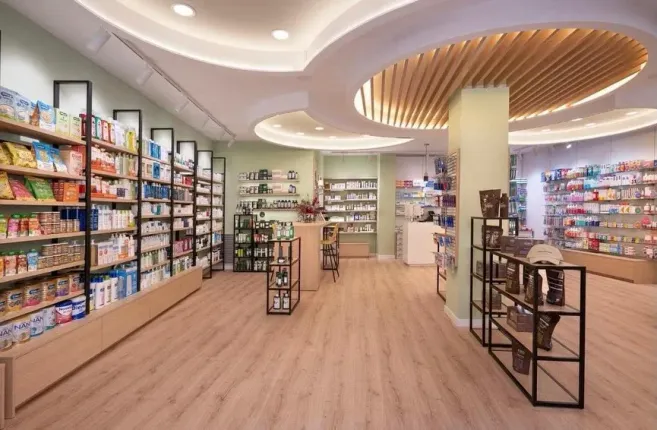 Interior de tienda minorista luminoso y moderno con estantes de productos coloridos y suelo de madera.