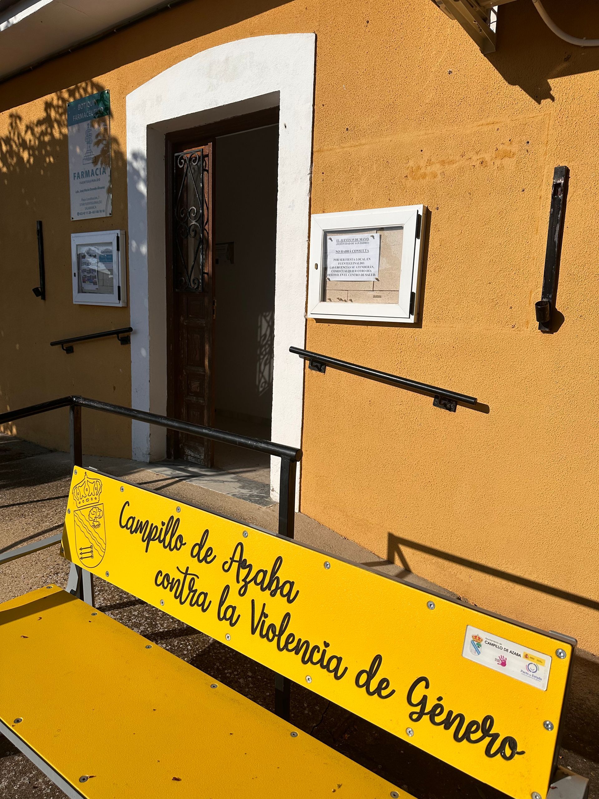Un banco amarillo frente a un edificio que dice Consejo de Arabia.