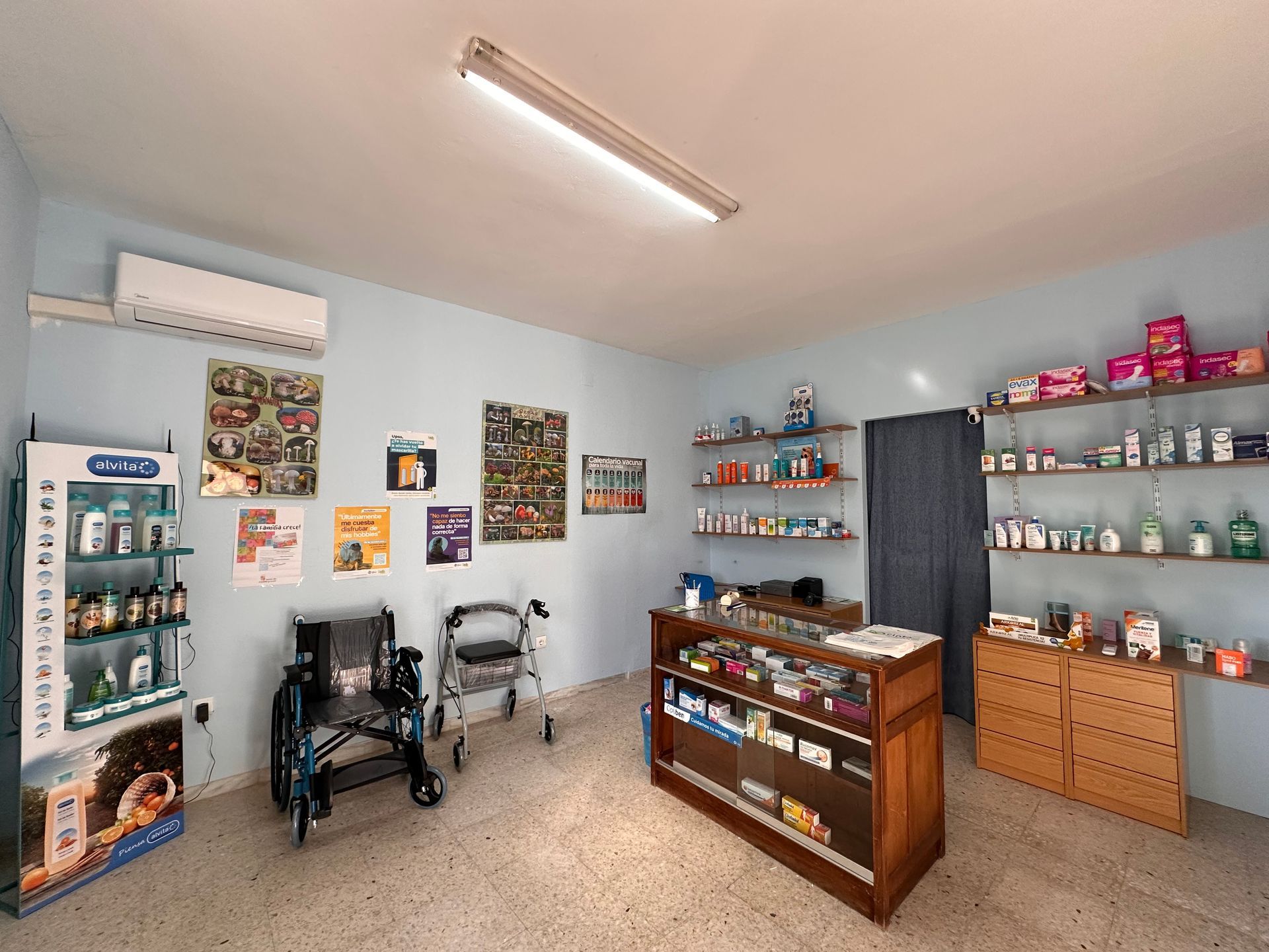 Una habitación con una silla de ruedas y un andador dentro.