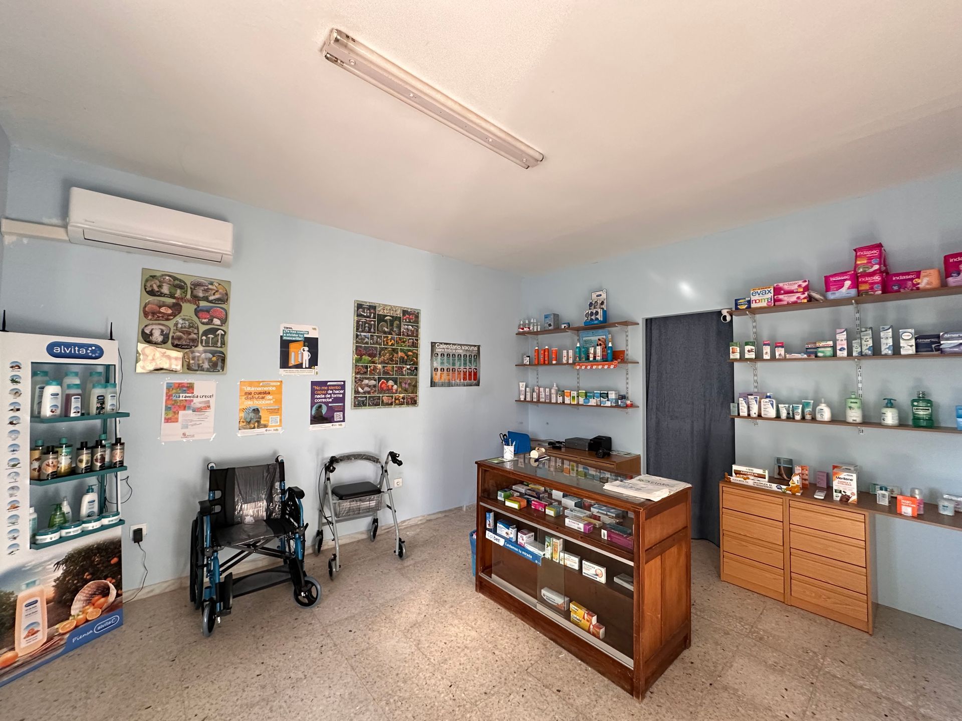 Una tienda con un andador y una silla de ruedas dentro.