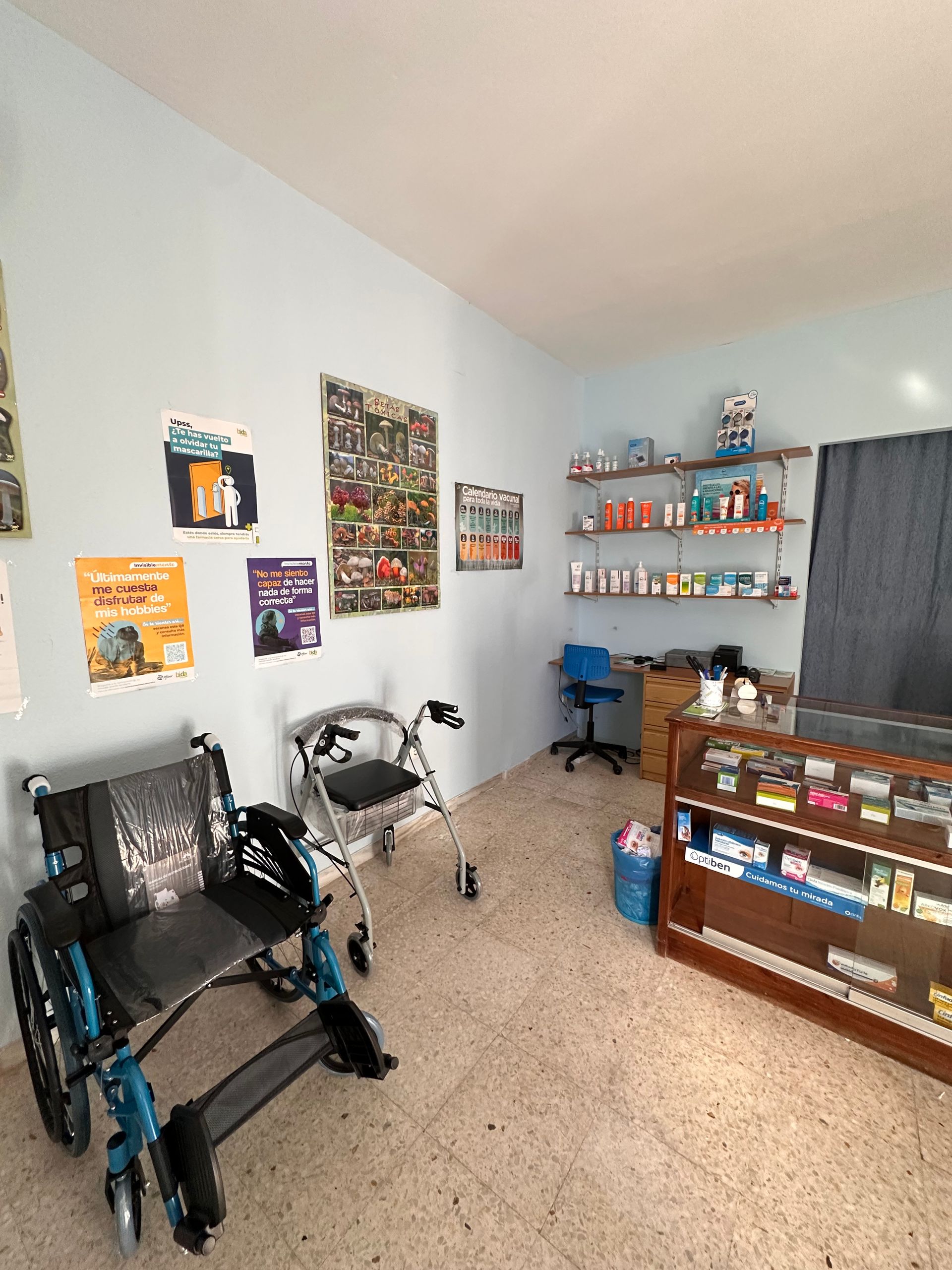 Hay una silla de ruedas y un andador en la habitación.