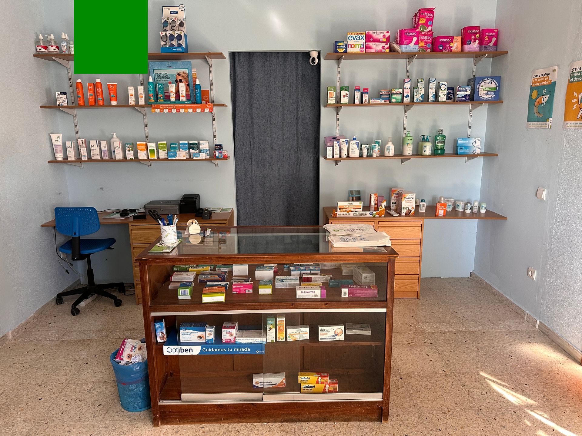 Una tienda con muchos estantes y un mostrador